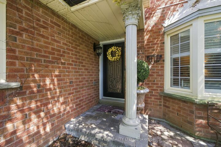 Property Photo: 909 Ridge Valley Drive ON L1K 2G1