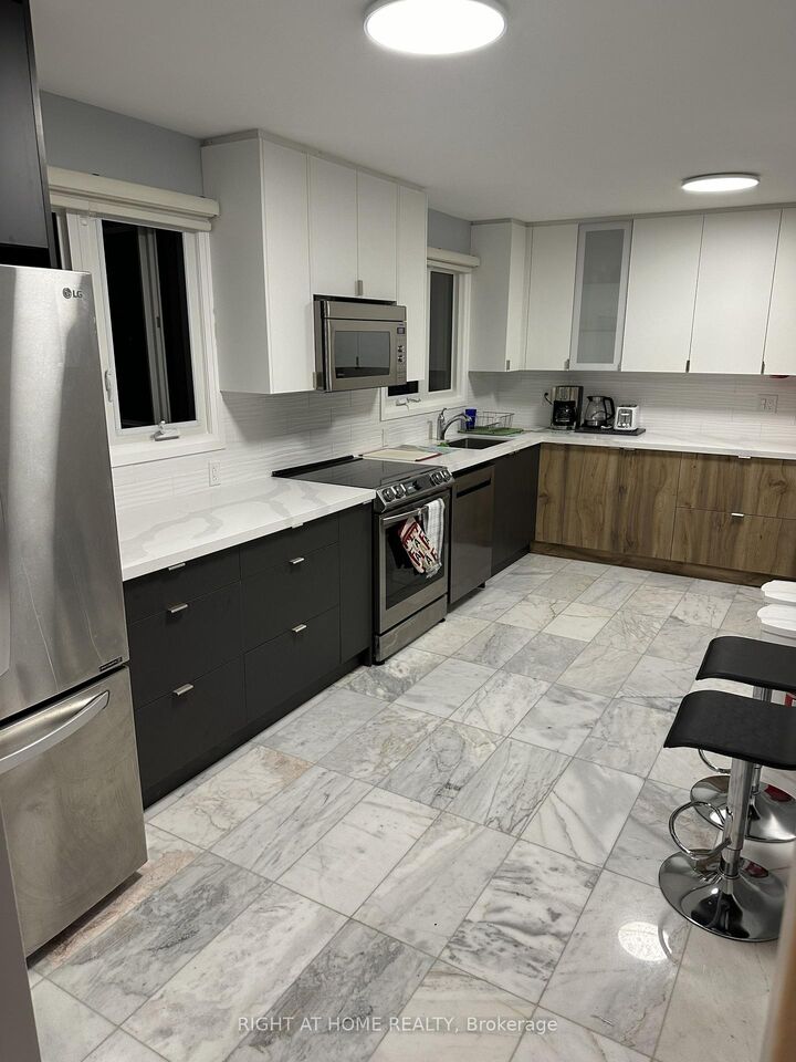 Property Photo: 4076 Woodington Drive ON L4Z 1K2