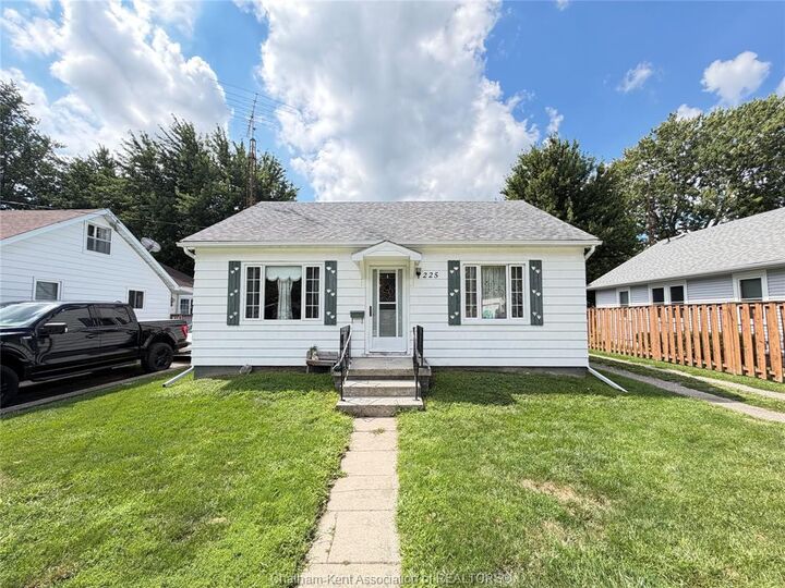225 University Avenue — photo 1