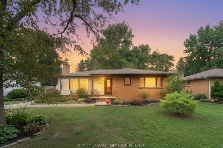 9467 Longwoods Road — photo 1