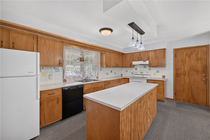 Property Photo:  21 Evergreen Dr  PA 16125 