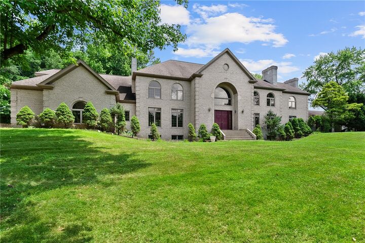 Property Photo:  1060 Fox Chapel Road  PA 15238 