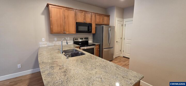 Property Photo: 211 Silver Unit I St OR 97381