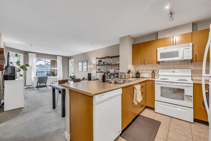 Property Photo: 7088 Mont Royal Square 403 BC V5S 4X7
