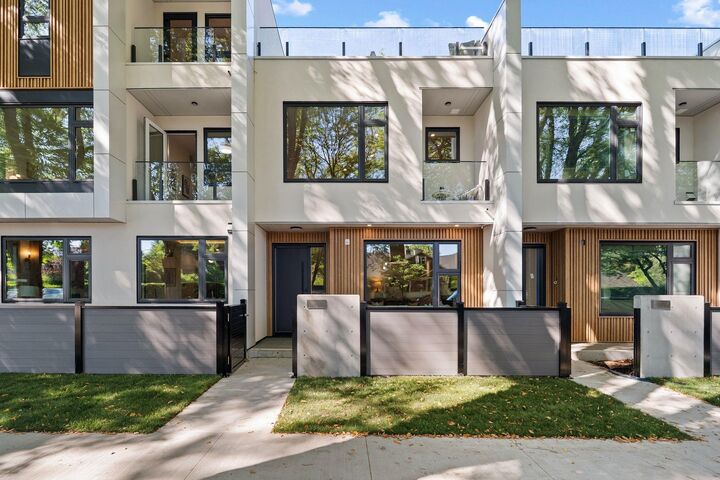 1491 Devonshire Crescent 3 — photo 1