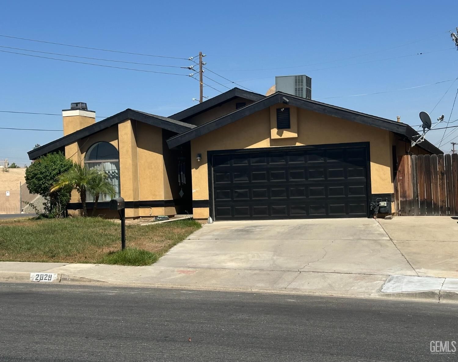 Property Photo: 2829 Ravall Street CA 93306