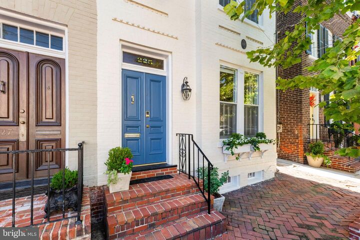 Property Photo: 225 N Royal Street VA 22314