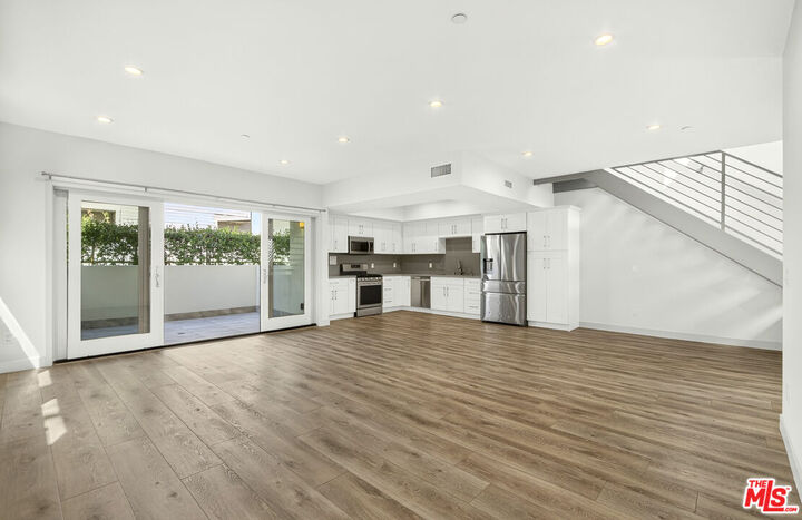Property Photo:  440 Palm Dr, Unit 4  CA 91202 