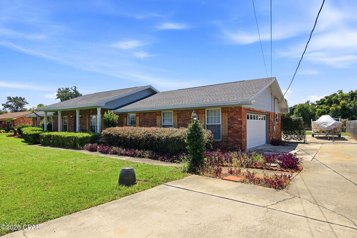 Property Photo: 637 Baywood Drive FL 32444