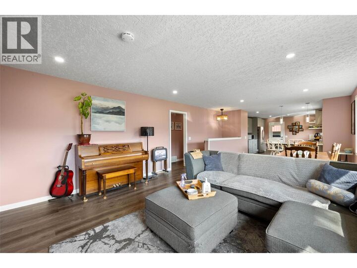 Property Photo: 4326 Karindale Road BC V2B 8N1