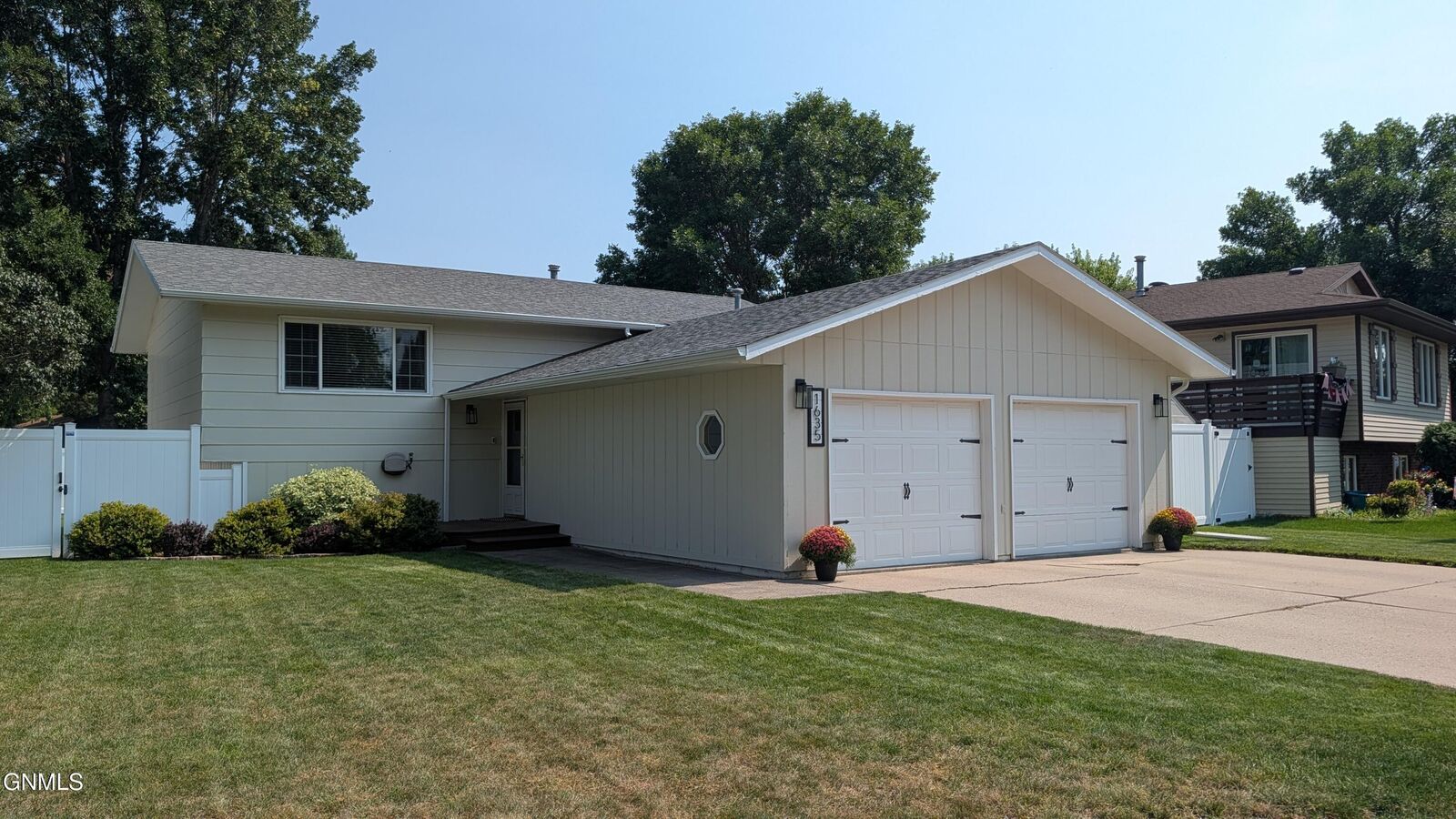 Property Photo:  1635 Oakland Drive  ND 58504 