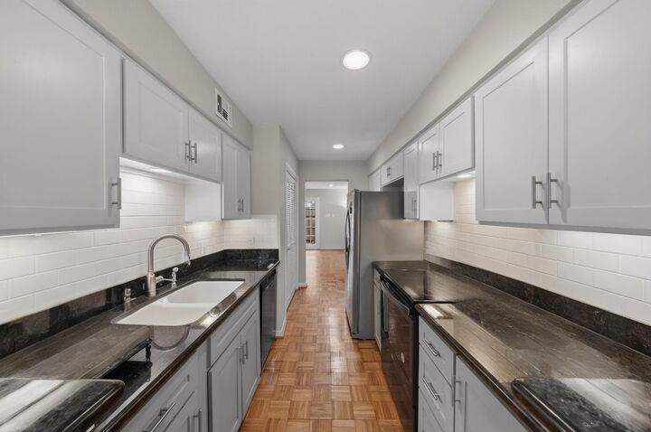 Property Photo: 10152 Longmont Drive 38/10 TX 77042