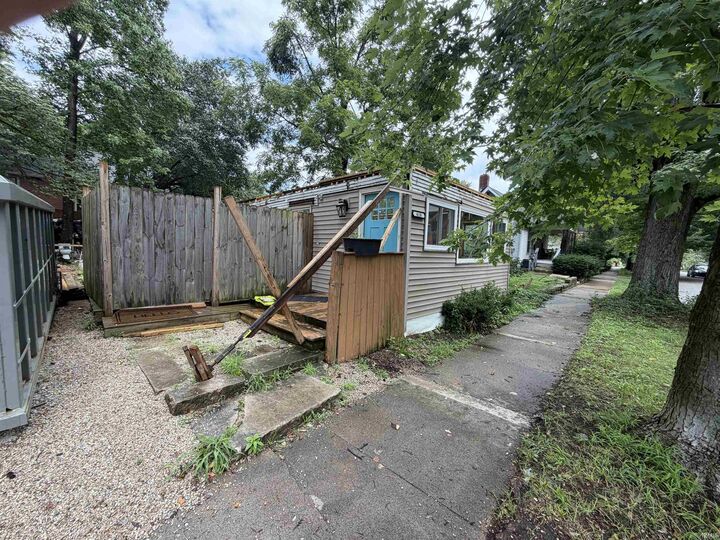 Property Photo: 618 W Howe Street IN 47403-2231