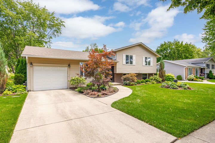 Property Photo: 1017 N Timberlea Drive IL 60067