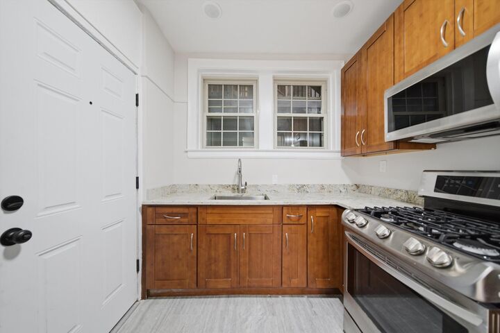 Property Photo: 1354 W Greenleaf Avenue 1B IL 60626