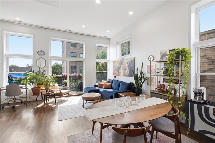 Property Photo: 2448 N Southport Avenue 3 IL 60614