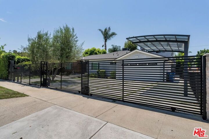 Property Photo:  5509 Woodman Avenue  CA 91401 