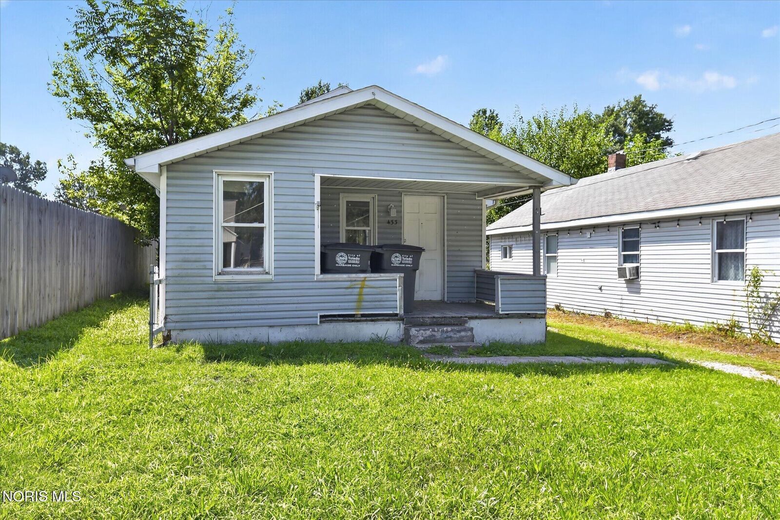 Property Photo: 2433 Paradise Avenue OH 43613