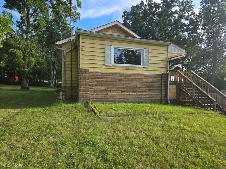Property Photo:  2838 Draper Street SE  OH 44484 