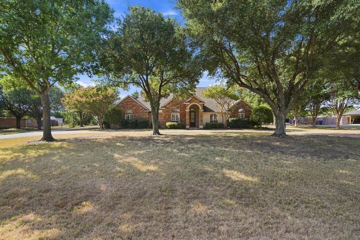 Property Photo:  1212 N Creek Circle  TX 75165 