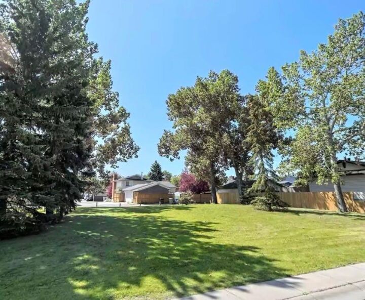 Property Photo:  5410 Temple Road NE  AB T1Y 3B2 