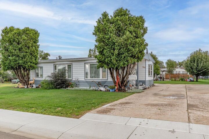 106 2 Street NE — photo 1