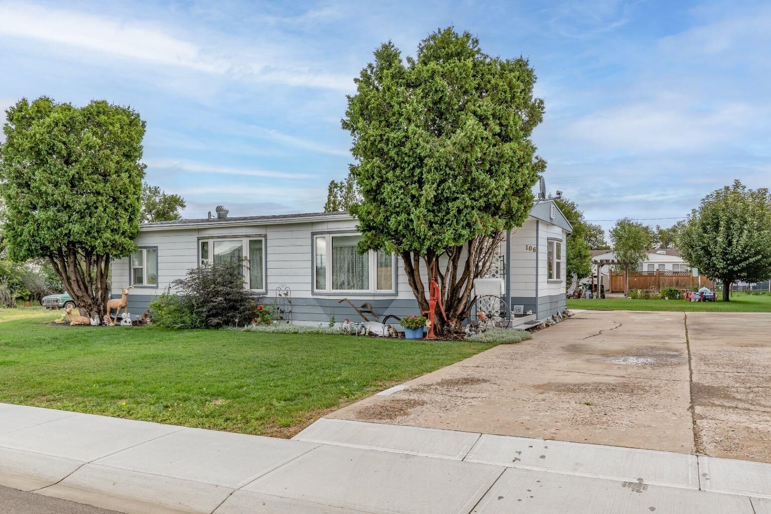 Property Photo: 106 2 Street NE AB T0J 2P2