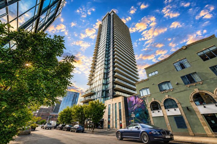Property Photo: 1010 6 Street SW 1402 AB T2R 1B4