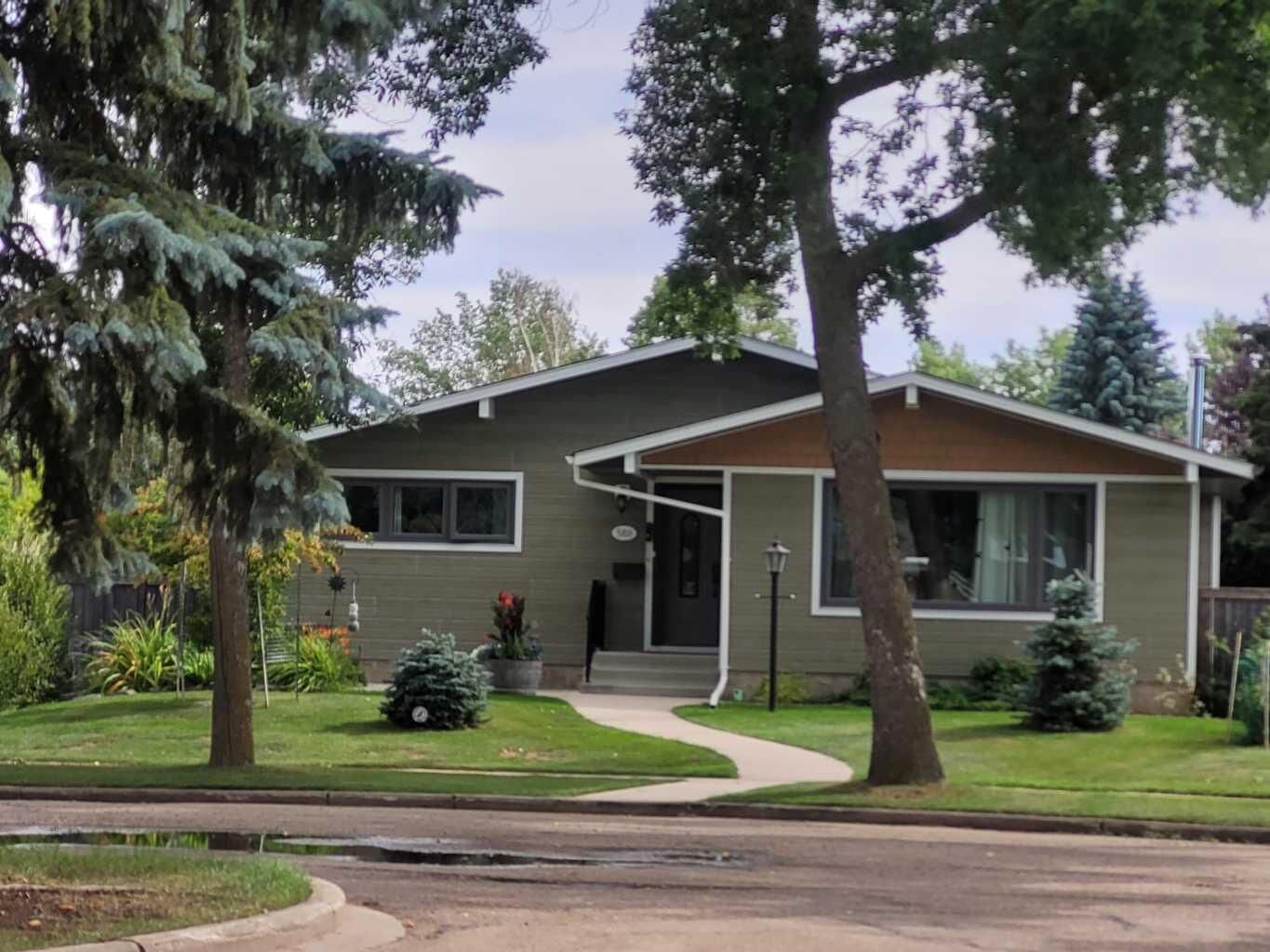 Property Photo:  5811 41 Avenue  AB T4V 2S2 