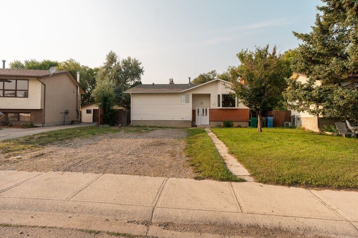 Property Photo:  11 Rutgers Crescent  AB T1K 4S9 