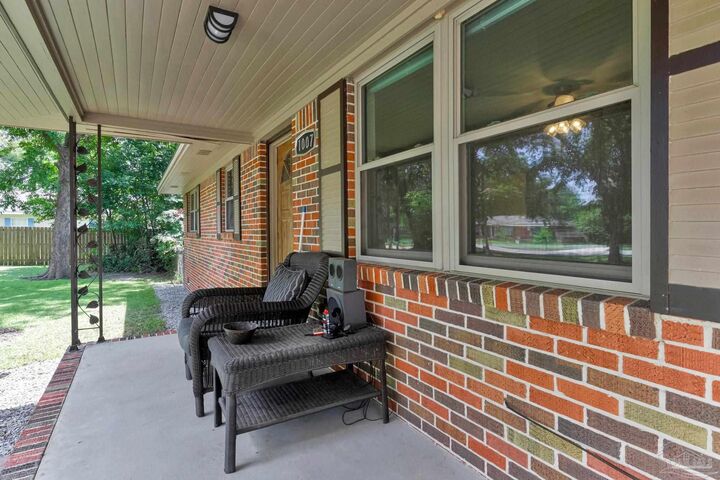 Property Photo: 1007 N 60th Ave FL 32506