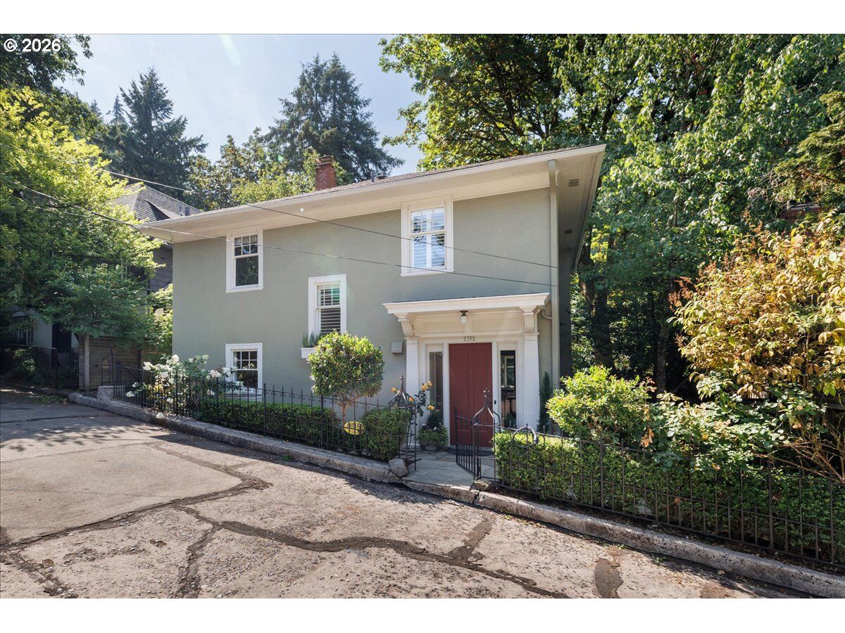 Property Photo: 2352 SW Market Street Dr OR 97201