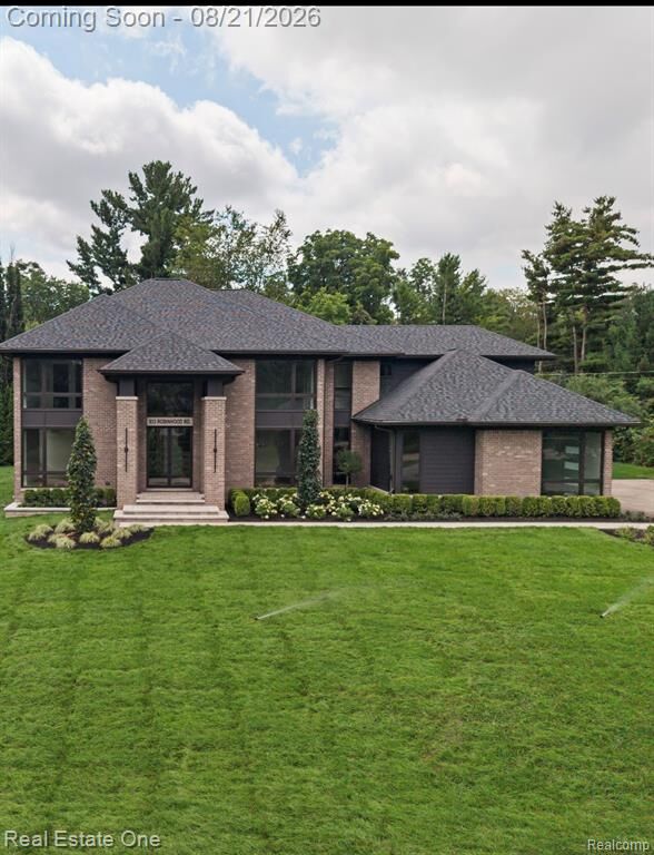 Property Photo: 933 Robinhood Road MI 48304