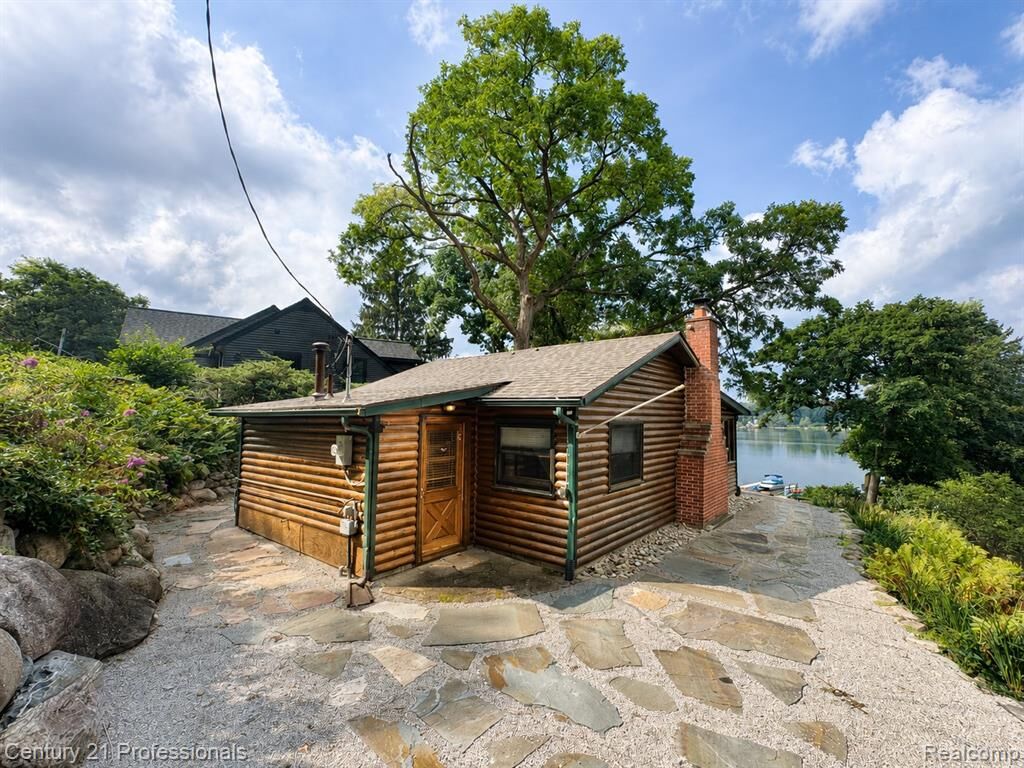 Property Photo:  1412 Pettibone Lake Road  MI 48356 
