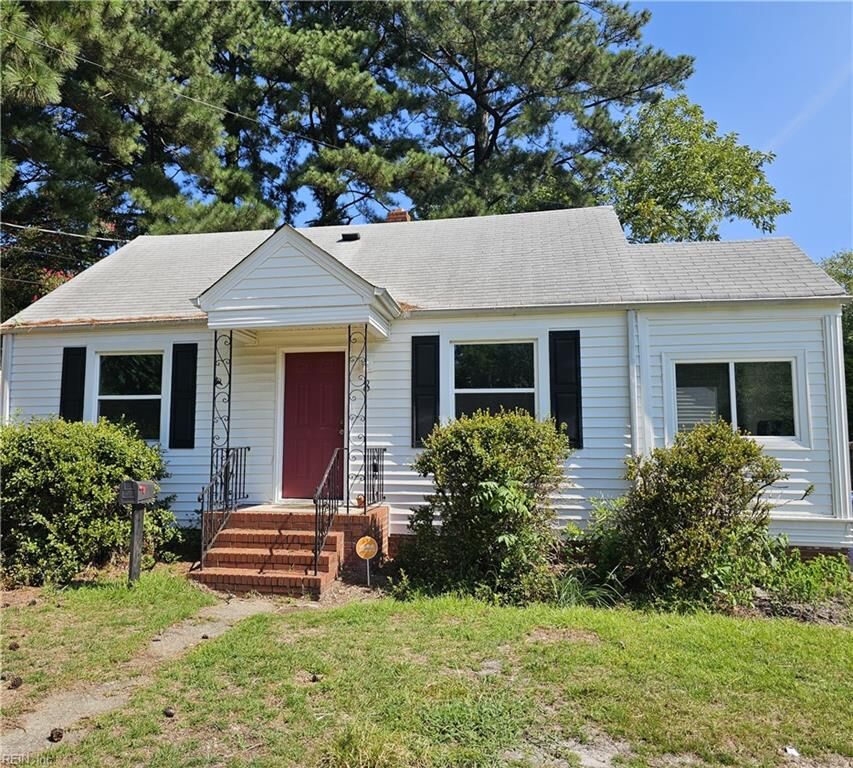 Property Photo:  8 Fairview Cir S  VA 23702 