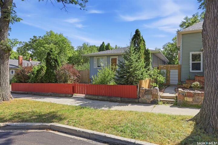 Property Photo:  301 29th Street W  SK S7L 0M2 