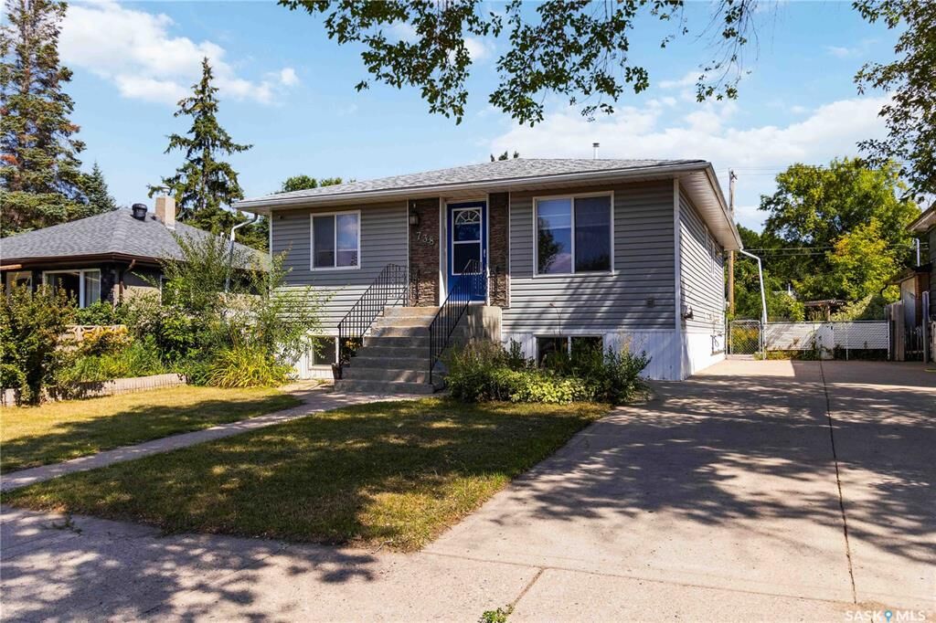 Property Photo:  738 Weldon Avenue  SK S7M 2V2 