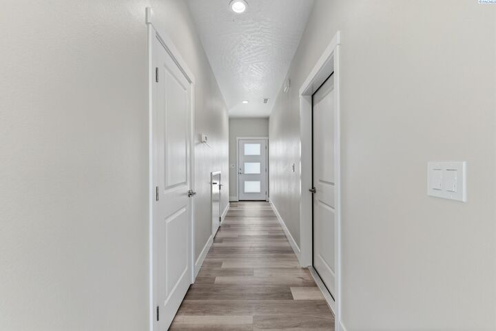 Property Photo: 206 N Dewberry Pl WA 99336