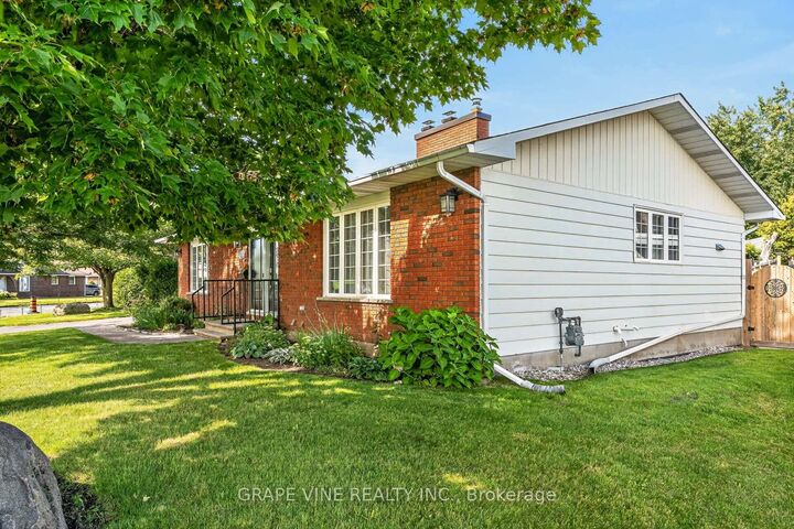 Property Photo:  1486 Ridgebrook Drive  ON K1B 4H1 