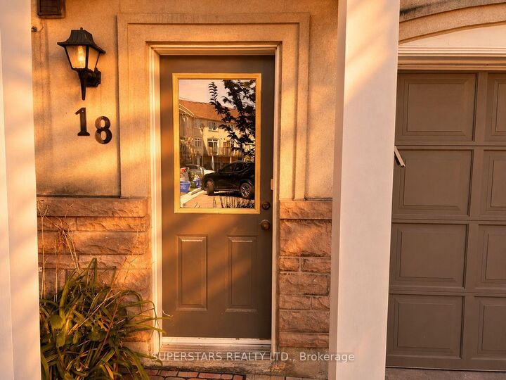 Property Photo:  10 Post Oak Drive 18  ON L4E 4H8 