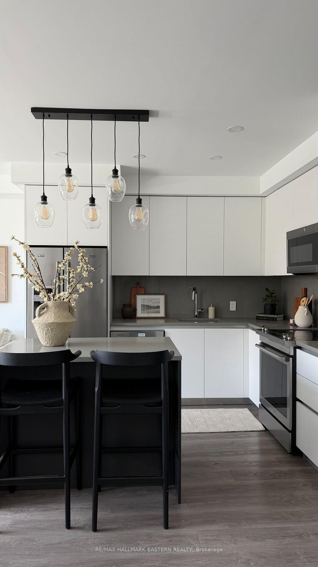 Property Photo:  195 Hunter Street E 308  ON K9H 0K6 