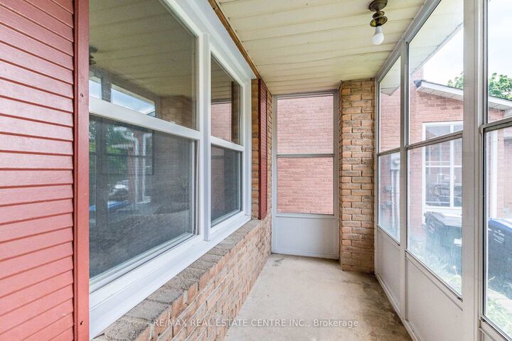 Property Photo: 1124 Shagbark Crescent ON L5C 3N7