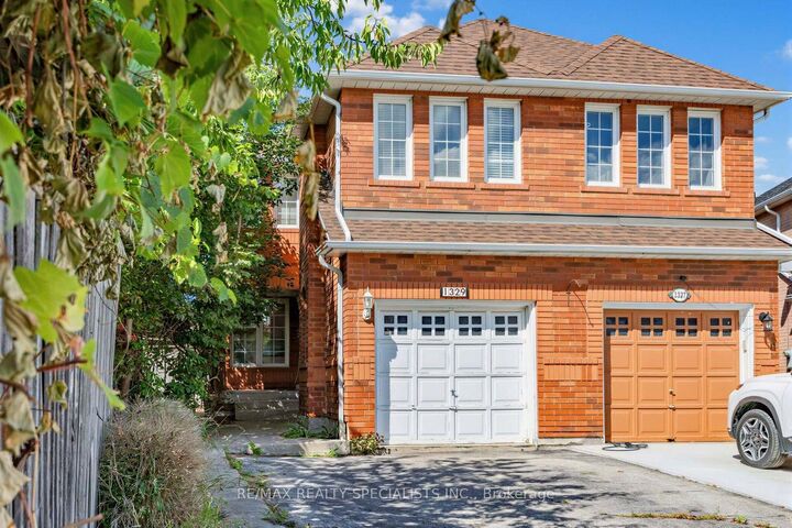 Property Photo:  1329 Whiffletree Court  ON L5N 7R1 