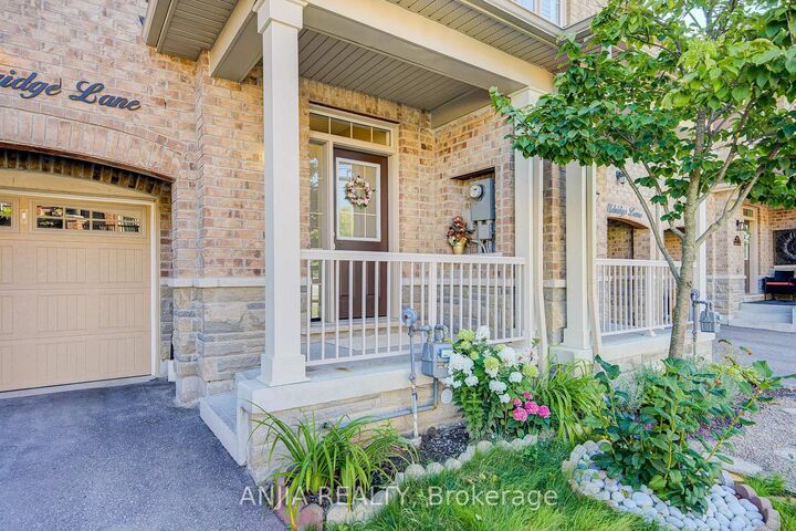 Property Photo: 33 Aldridge Lane ON L1B 0V6