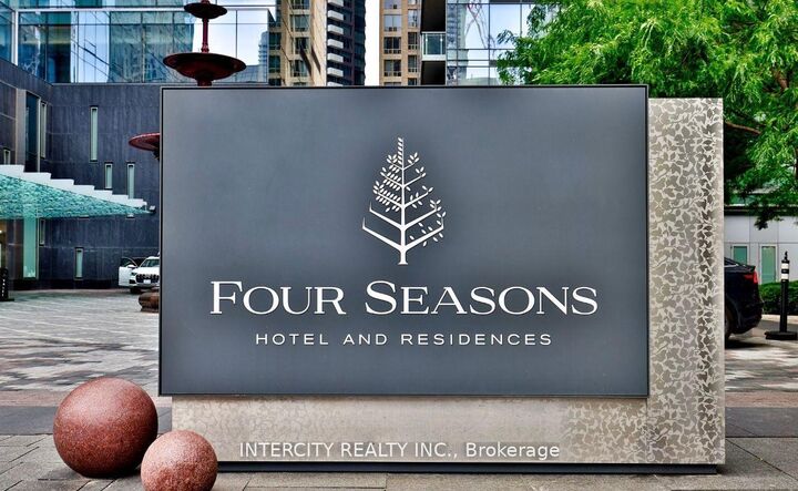 Property Photo: 50 Yorkville Avenue 4001 ON M4W 0A3