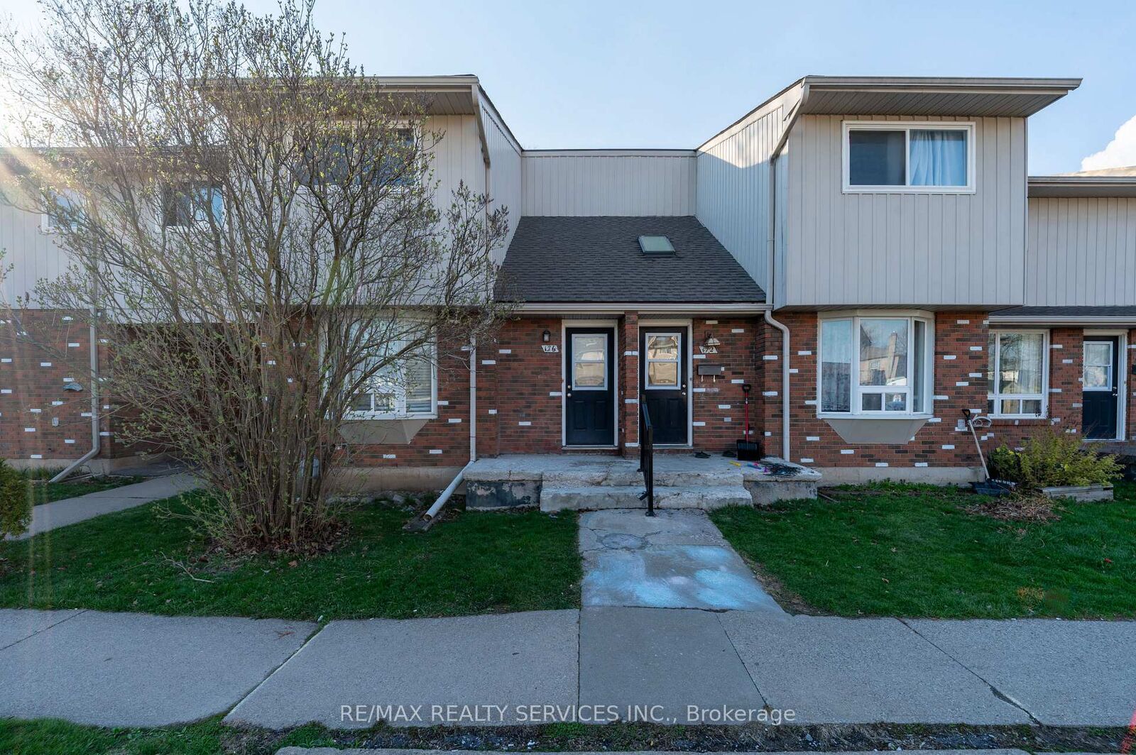 Property Photo: 100 Brownleigh Avenue 176 ON L3B 5V8