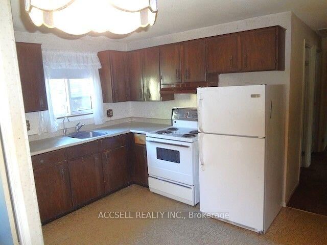 Property Photo: 28 Harcourt Crescent ON N2P 1K9
