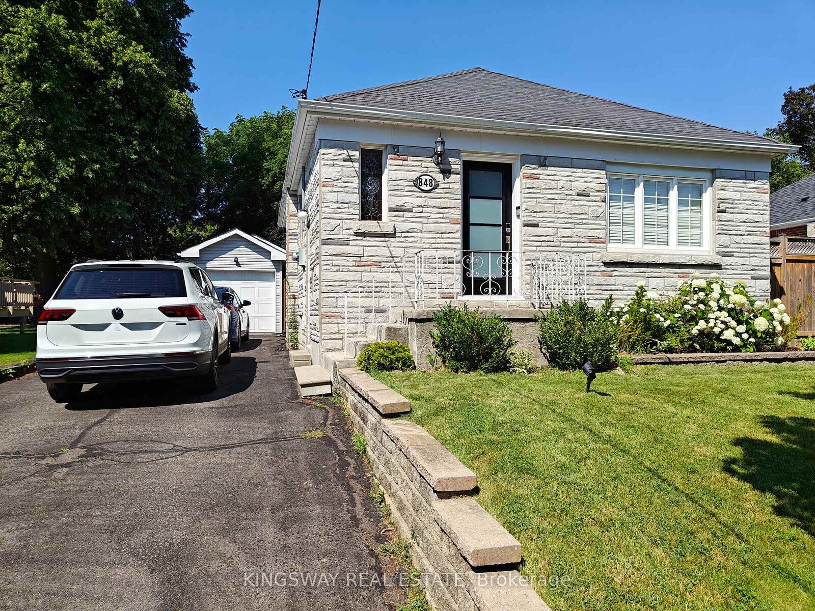 Photo de la propriété:  848 Grierson Street  ON L1G 5J9 