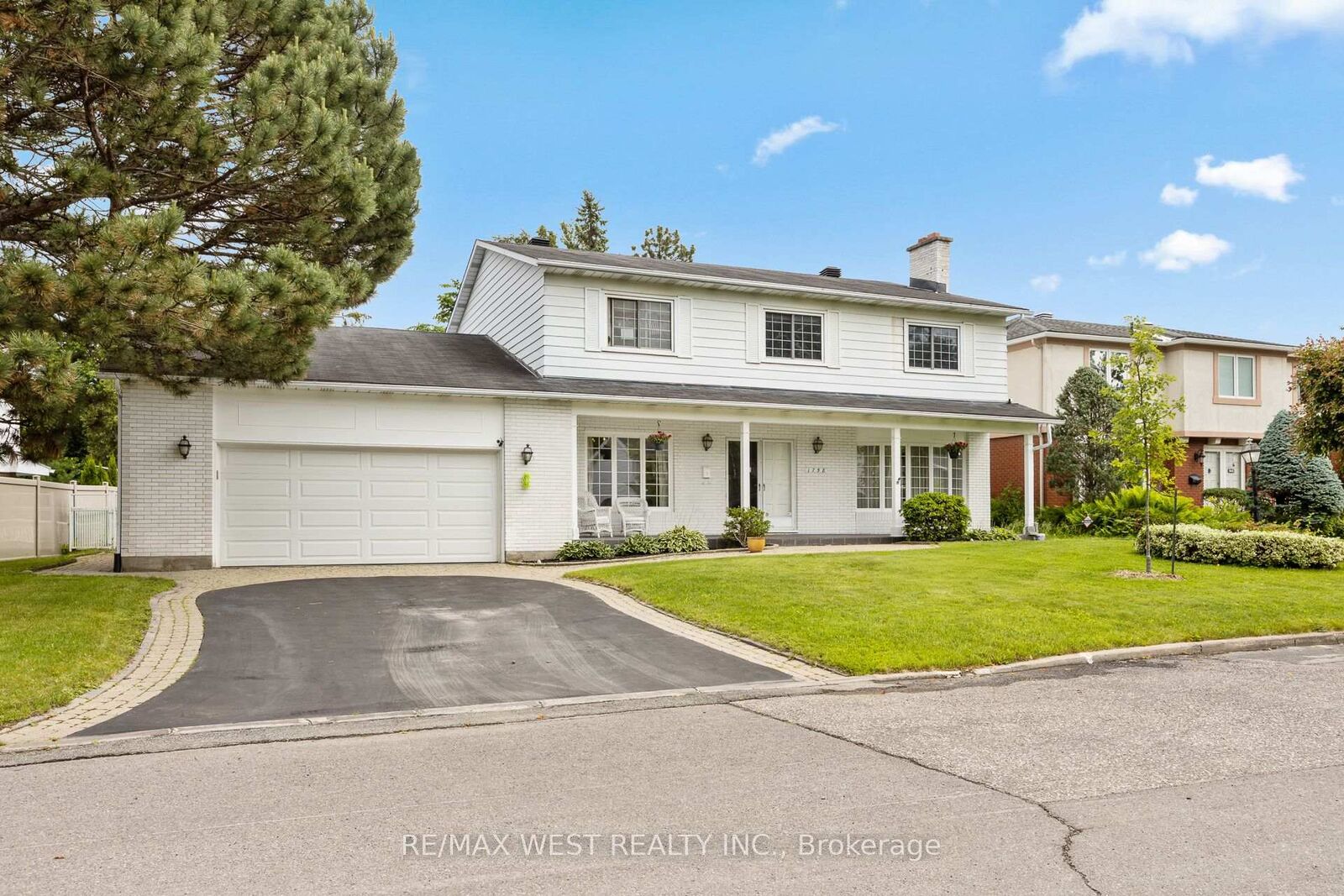 Property Photo: 1758 Rhodes Crescent ON K1H 5T2