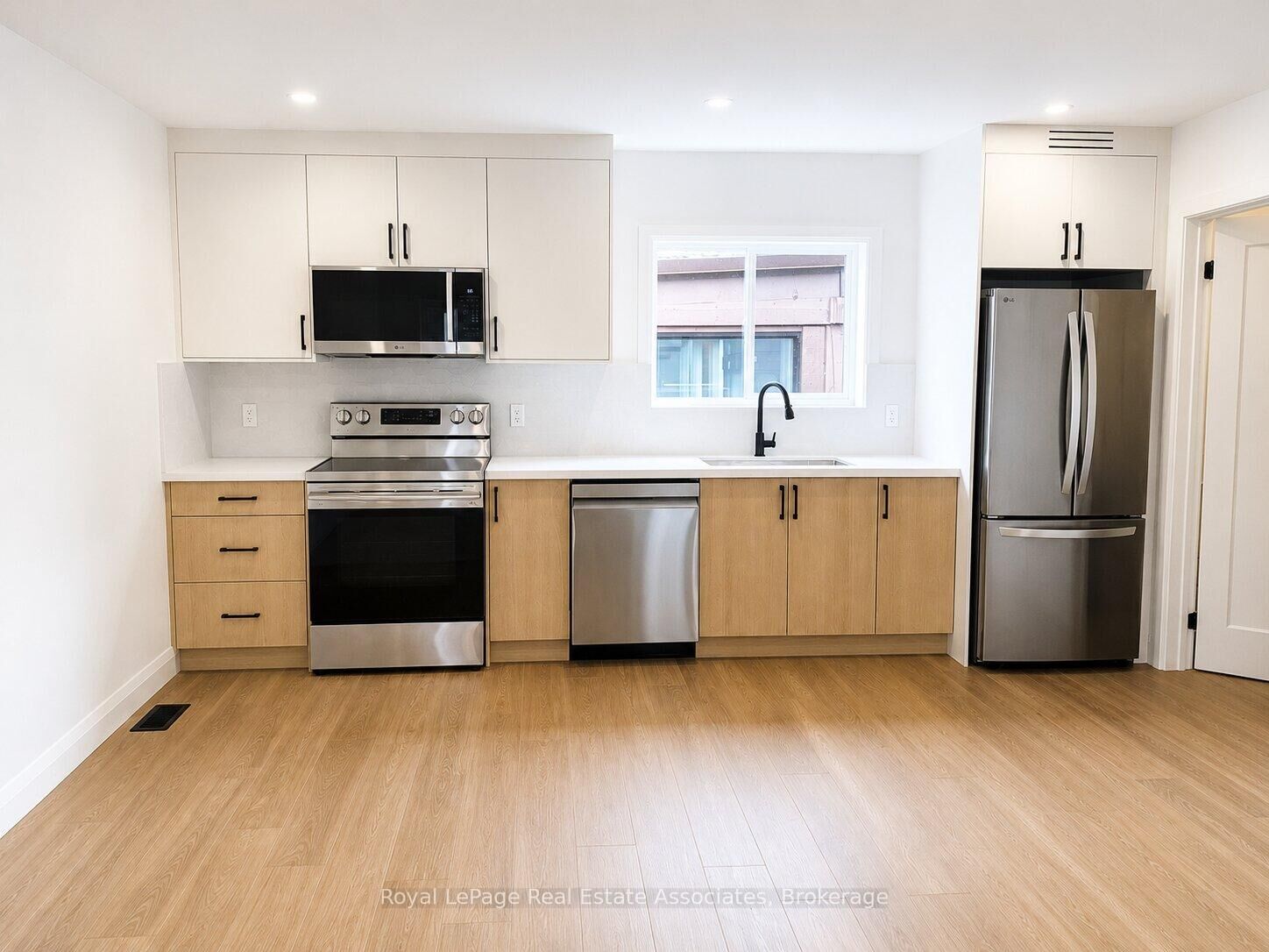 Photo de la propriété:  17 White Avenue 1 Gs  ON M6N 1S7 